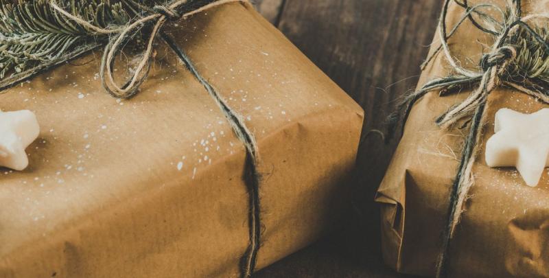 Cadeaus in bruin pakpapier met touw als sinterklaascadeau voor mannen