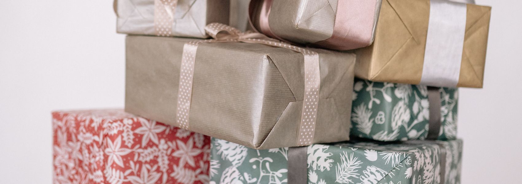 Stapel ingepakte cadeaus als inspiratie voor een cadeau voor een man