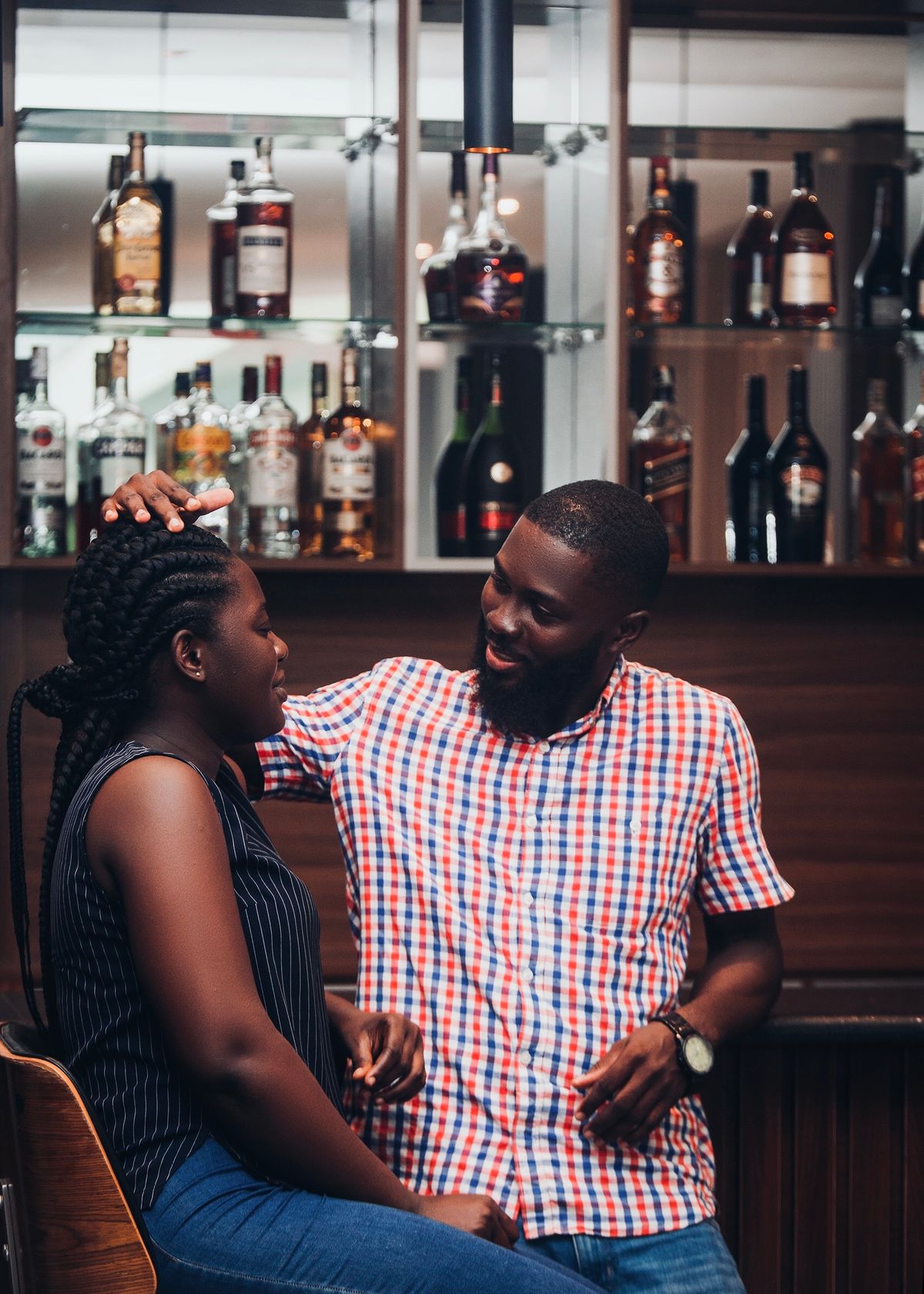 Man en vrouw in gesprek aan de bar tijdens een date