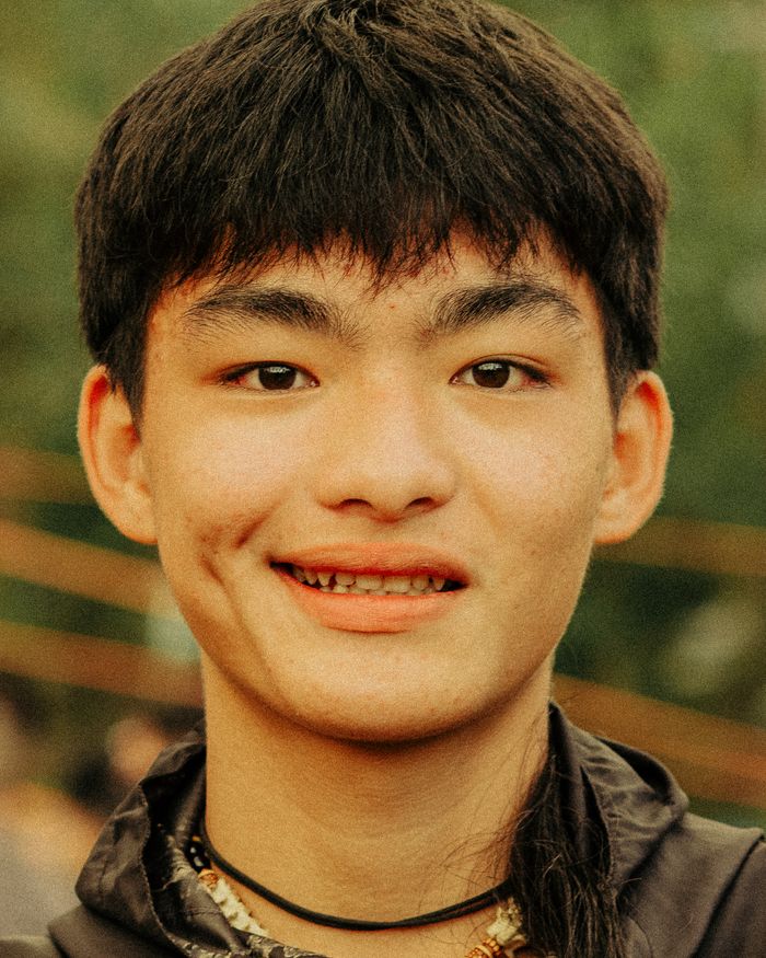 Kapsel met pony naar voren Jonge man met haar naar voren gekamd en een losse pony