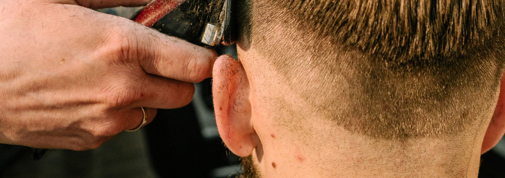 Barbier knipt een herenkapsel met de tondeuse